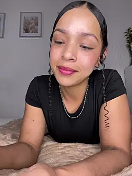 Yasmin777_ Adlı Modelin Canlı XXX Sohbeti