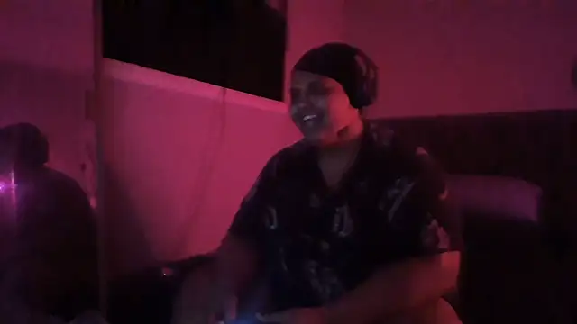 1n0nlythroat's Webcam Show
