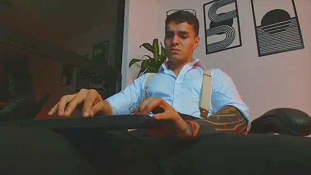 ALPHA_DOMINUS_: διαδικτυακό σόου στην κάμερα