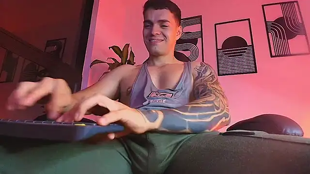הופעת וובקאם של ALPHA_DOMINUS_