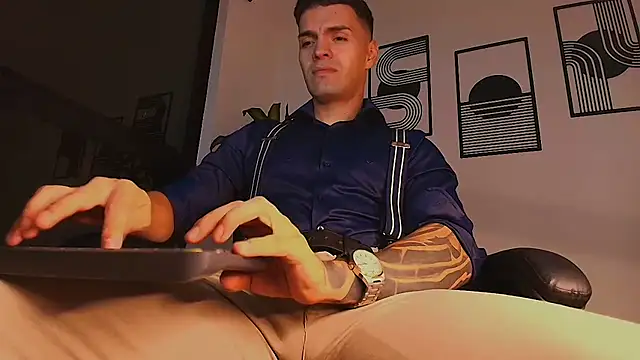 ALPHA_DOMINUS_: διαδικτυακό σόου στην κάμερα