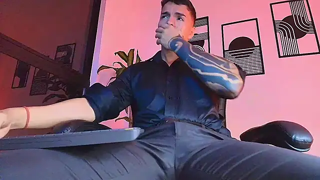 ALPHA_DOMINUS_: διαδικτυακό σόου στην κάμερα
