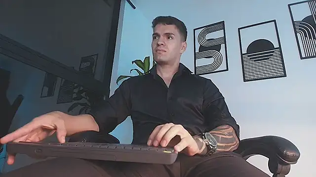 ALPHA_DOMINUS_: διαδικτυακό σόου στην κάμερα
