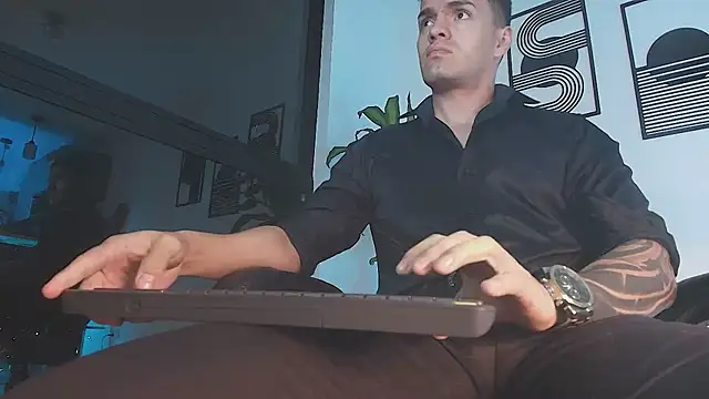 ALPHA_DOMINUS_: διαδικτυακό σόου στην κάμερα