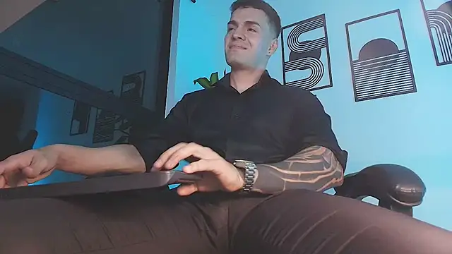 הופעת וובקאם של ALPHA_DOMINUS_