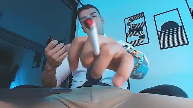 ALPHA_DOMINUS_: διαδικτυακό σόου στην κάμερα
