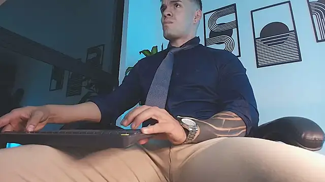 הופעת וובקאם של ALPHA_DOMINUS_
