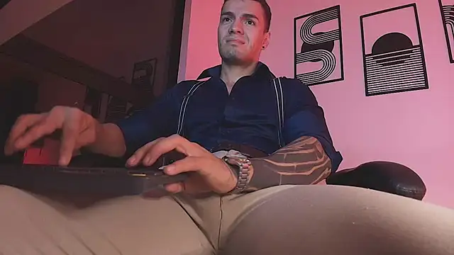 ALPHA_DOMINUS_ Show in webcam