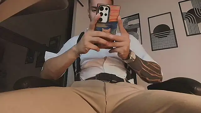 הופעת וובקאם של ALPHA_DOMINUS_