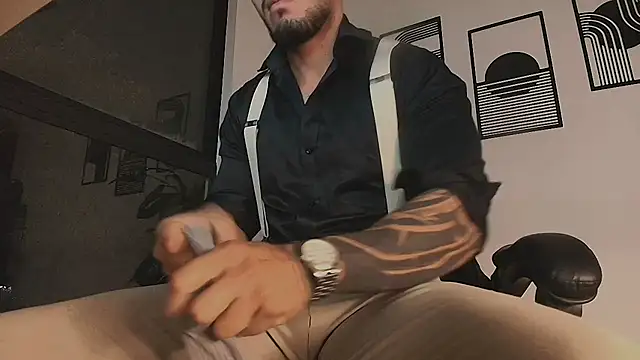 הופעת וובקאם של ALPHA_DOMINUS_