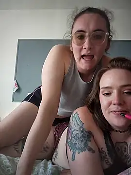 AndHerXO: διαδικτυακό σόου στην κάμερα