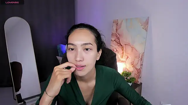 FlirtyAura's Live XXX Chat