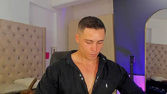 Show modela connorsmiith na web-kameri