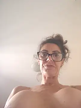 צ'אט XXX בשידור חי של Eimikuro11