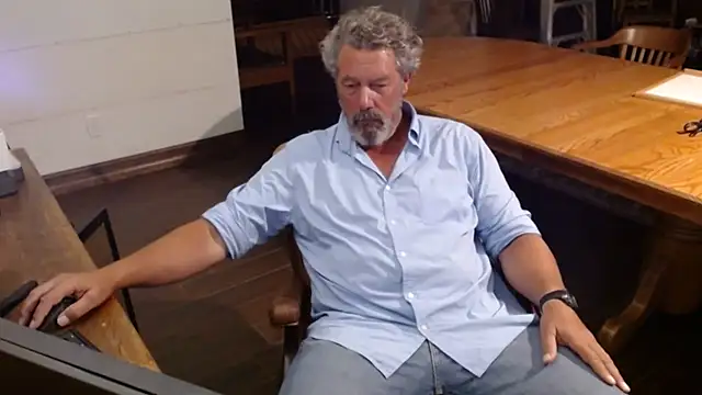 guy_manley: διαδικτυακό σόου στην κάμερα
