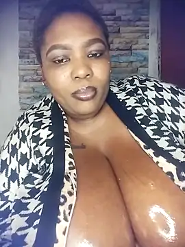 queenbusty Show in webcam