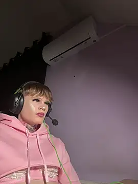 Show modela FemboyShow na web-kameri