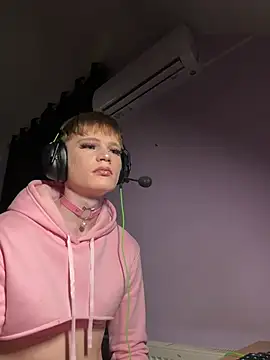 Show modela FemboyShow na web-kameri