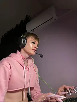 Show modela FemboyShow na web-kameri