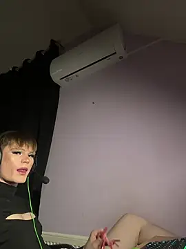 Show modela FemboyShow na web-kameri