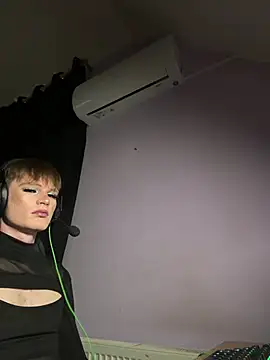 Show modela FemboyShow na web-kameri