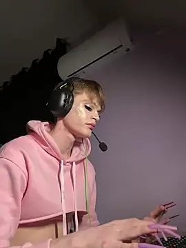Show modela FemboyShow na web-kameri