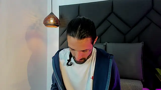 Hisoka_011: διαδικτυακό σόου στην κάμερα