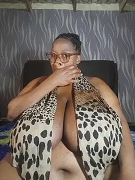 BoobsQueen46K Adlı Modelin Canlı XXX Sohbeti