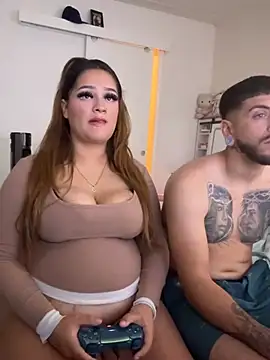 8teenbby: διαδικτυακό σόου στην κάμερα