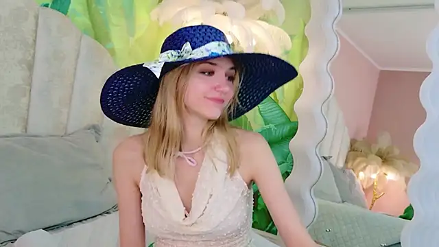 4example_Chloe élő XXX-chatje