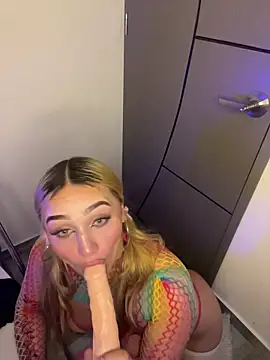Sara_Sophia420 即時 XXX 聊天