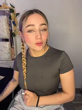 Sara_Sophia420 网络视讯表演