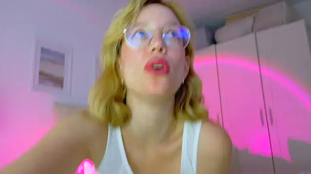 MissFrenchy's Live XXX Chat