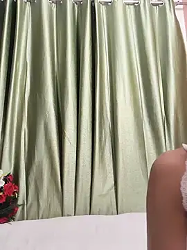 Shalu_G: διαδικτυακό σόου στην κάμερα