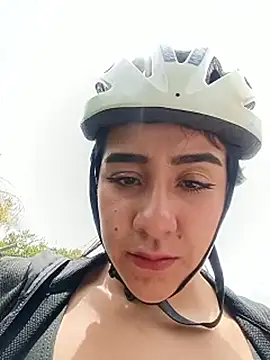 CAROLINE__07: διαδικτυακό σόου στην κάμερα