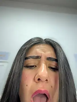 CAROLINE__07: διαδικτυακό σόου στην κάμερα