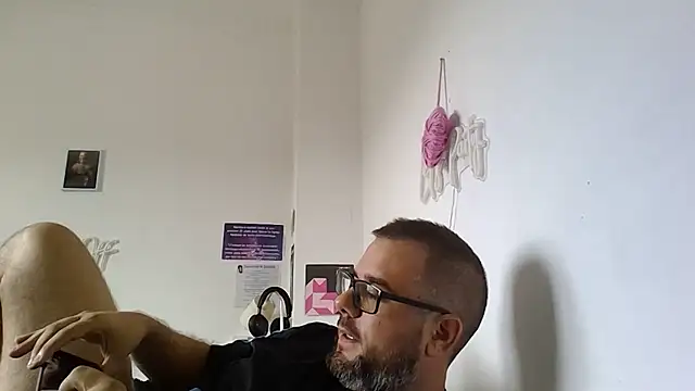 Feelineducentre's Webcam Show