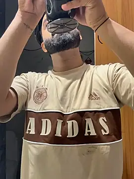 Royalboy_03: διαδικτυακό σόου στην κάμερα