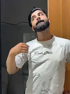 Royalboy_03: διαδικτυακό σόου στην κάμερα