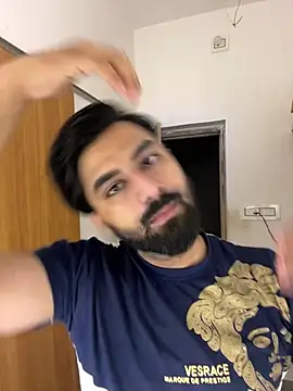 Royalboy_03: διαδικτυακό σόου στην κάμερα