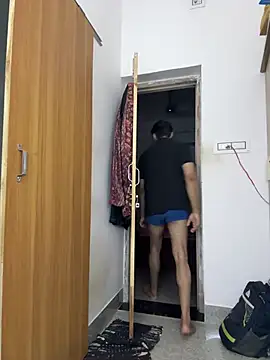 Royalboy_03: διαδικτυακό σόου στην κάμερα