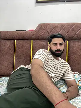 Royalboy_03: διαδικτυακό σόου στην κάμερα