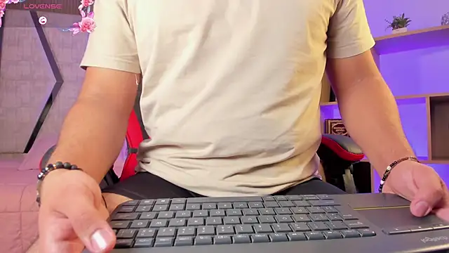 Axel_grey_: διαδικτυακό σόου στην κάμερα