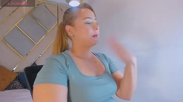 צ'אט XXX בשידור חי של MikaelaStone