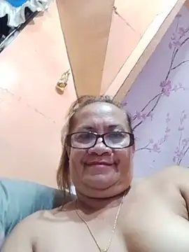 Pokazy przed kamerką – vickyhot1966