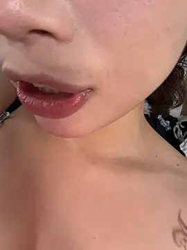 Yiyi-707's Webcam Show