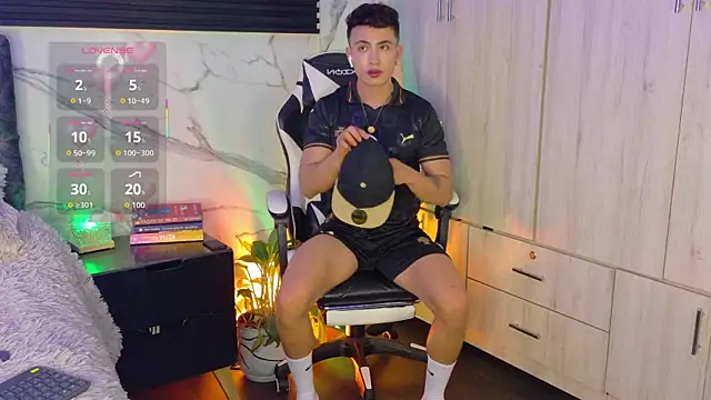 Show modela Saimonvela na web-kameri