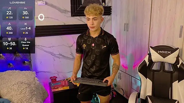 Show modela Saimonvela na web-kameri