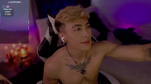 Show modela Saimonvela na web-kameri