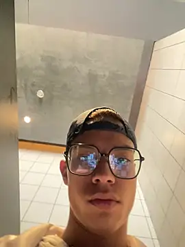 Pokazy przed kamerką – Andres_boy252
